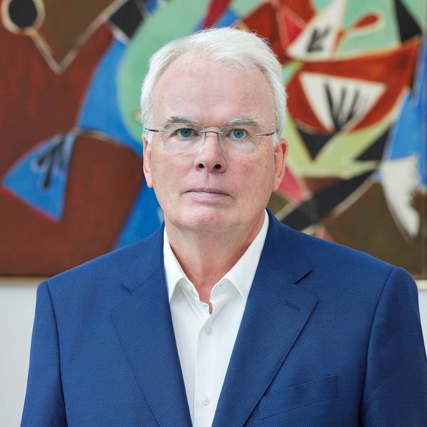 Henrik Hanstein schaut in die Kamera.