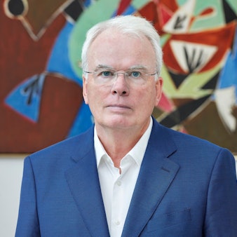 Henrik Hanstein schaut in die Kamera.