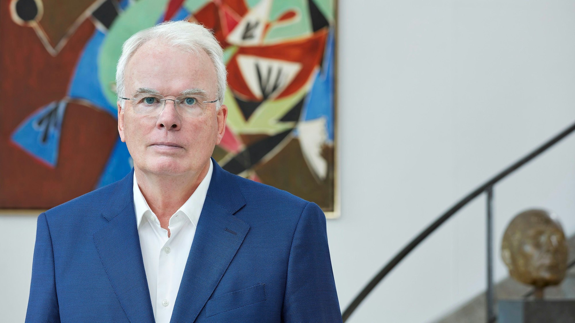 Henrik Hanstein schaut in die Kamera.