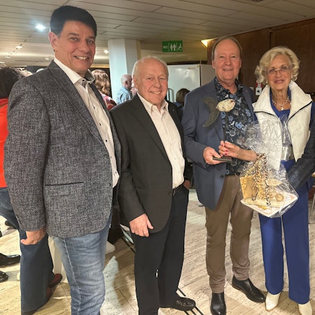 Edgar Bastian (M.) hört als Geschäftsführer der Wirtschaftsförderung in Sankt Augustin auf. Diese Verwaltungschefs begleiteten ihn (von links): Ex-Bürgermeister Klaus Schumacher, Ex-Stadtdirektor Dr. Walter Quasten, Ex-Bürgermeisterin Anke Riefers, Bürgermeister Dr. Max Leitterstorf