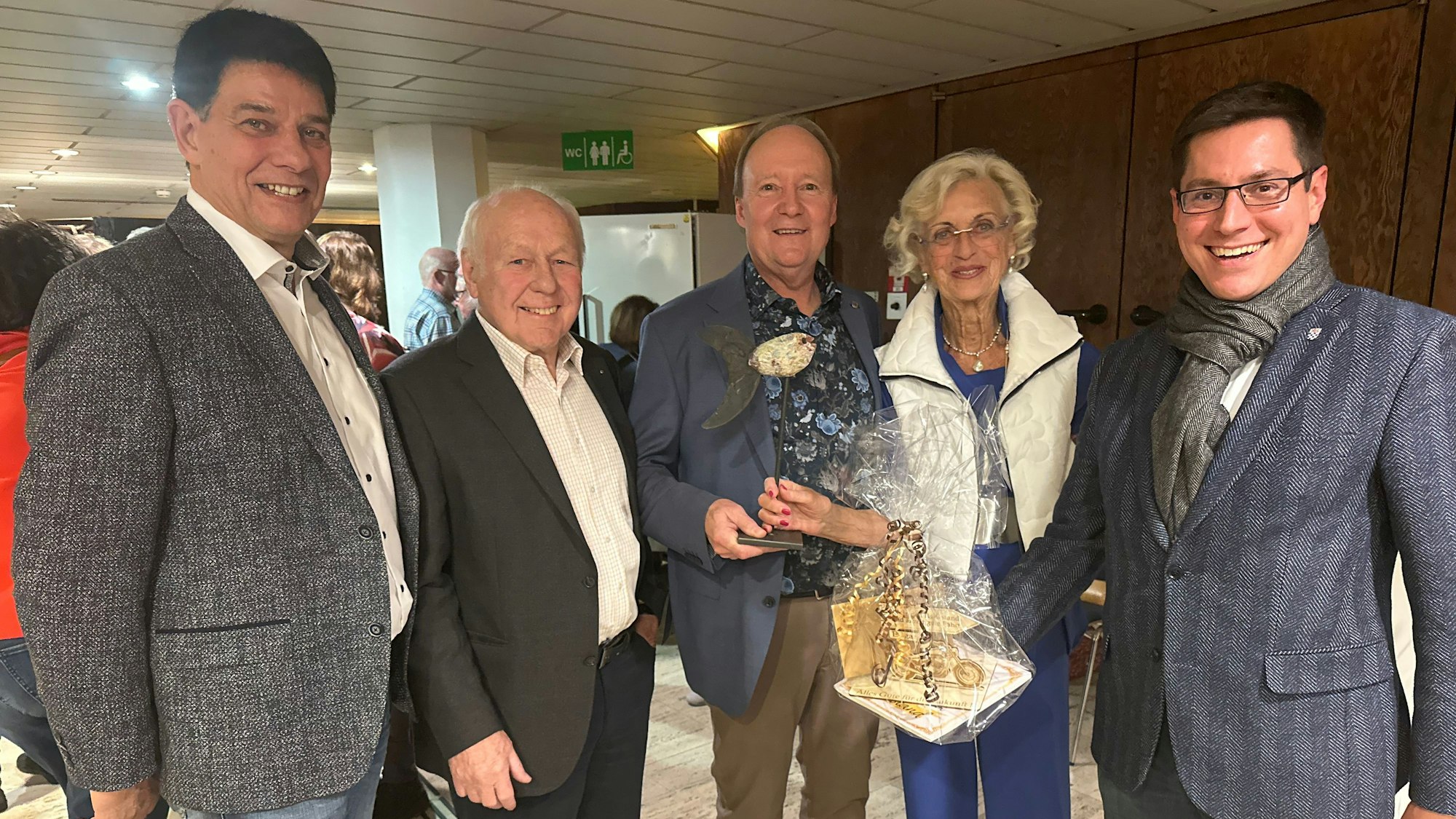 Edgar Bastian (M.) hört als Geschäftsführer der Wirtschaftsförderung in Sankt Augustin auf. Diese Verwaltungschefs begleiteten ihn (von links): Ex-Bürgermeister Klaus Schumacher, Ex-Stadtdirektor Dr. Walter Quasten, Ex-Bürgermeisterin Anke Riefers, Bürgermeister Dr. Max Leitterstorf