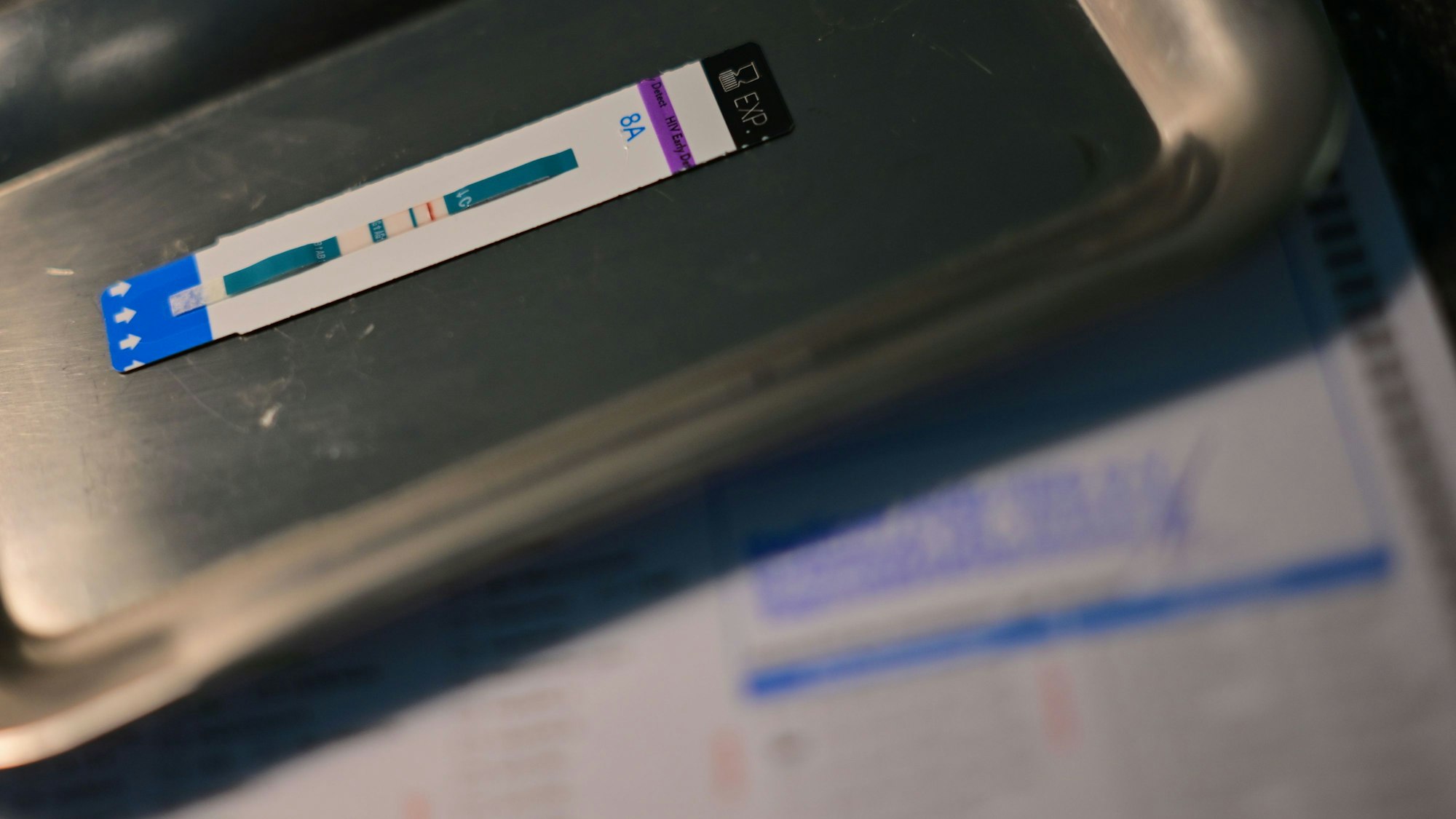 Ein HIV-Schnelltest kann Klarheit bringen und helfen, die Ausbreitung zu stoppen. Geschätzt rund 2.300 Menschen in Deutschland haben sich im vergangenen Jahr neu mit HIV infiziert, teilte das Robert Koch-Institut (RKI) in einer neuen Schätzung mit.