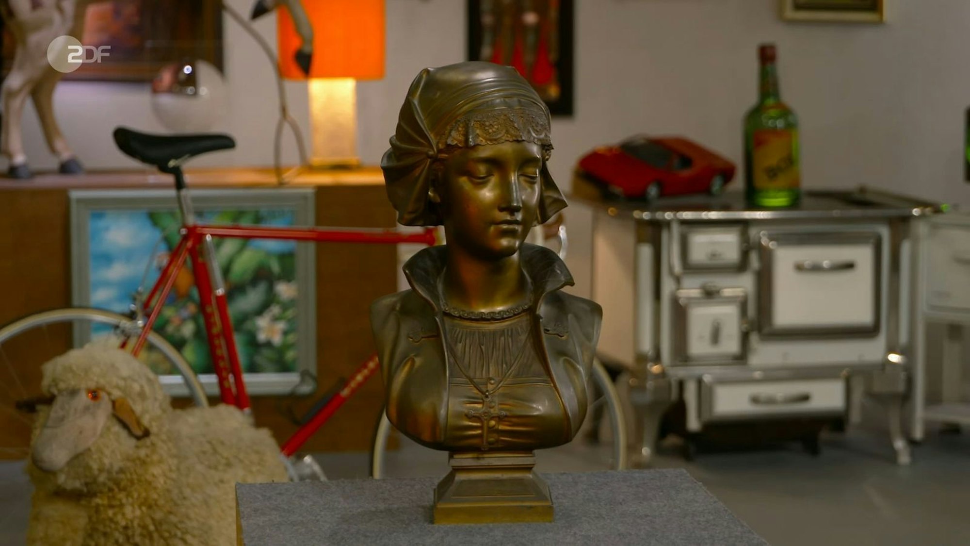 Experte Colmar Schulte-Goltz war von der Bronzebüste begeistert: Den Wunschpreis des Verkäufers von 1.500 übertraf er mit seinem Schätzpreis von 1.800 Euro sogar noch. (Bild: ZDF)
