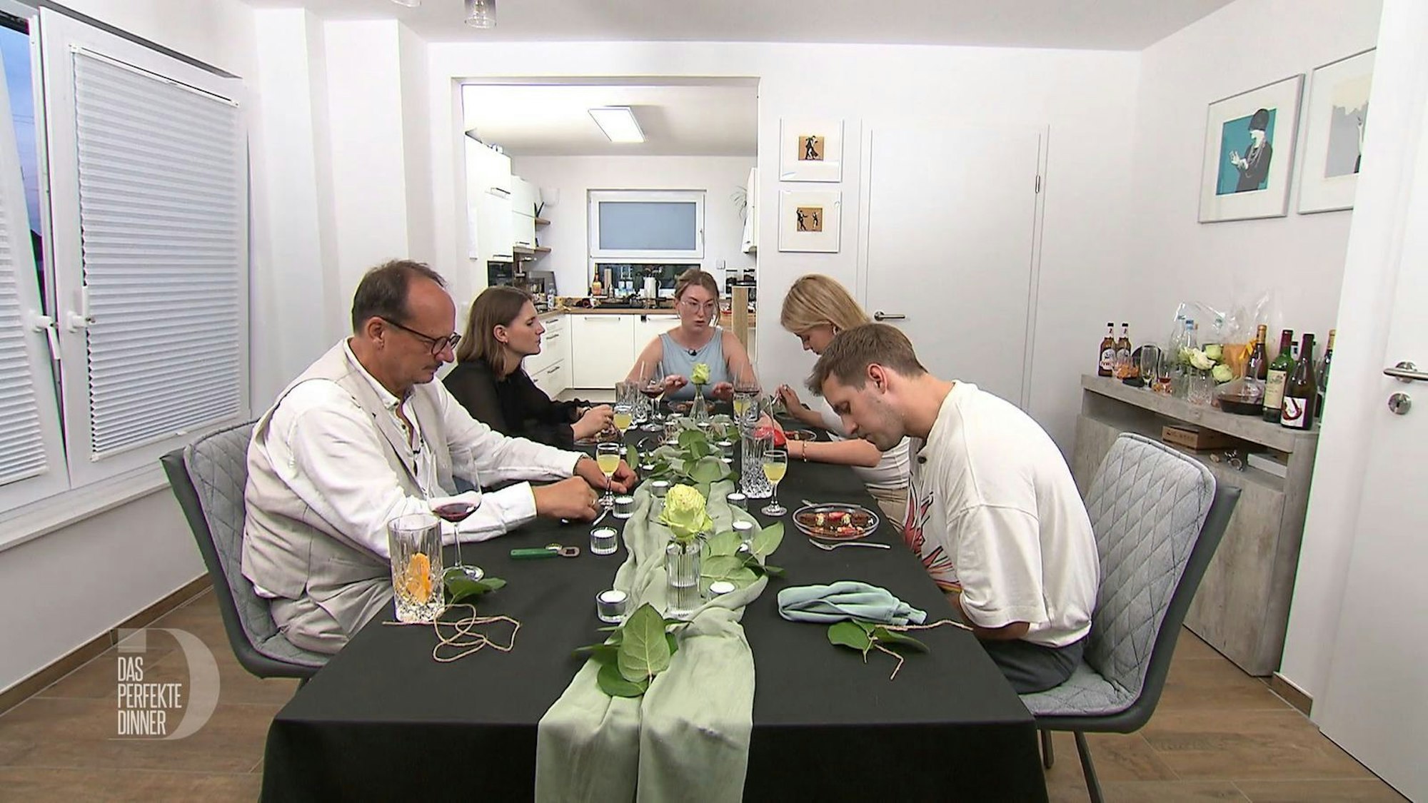 Argwöhnisch begutachtet Tobi (rechts) sein Dessert mit Trüffelpilz.
(Bild: RTL)