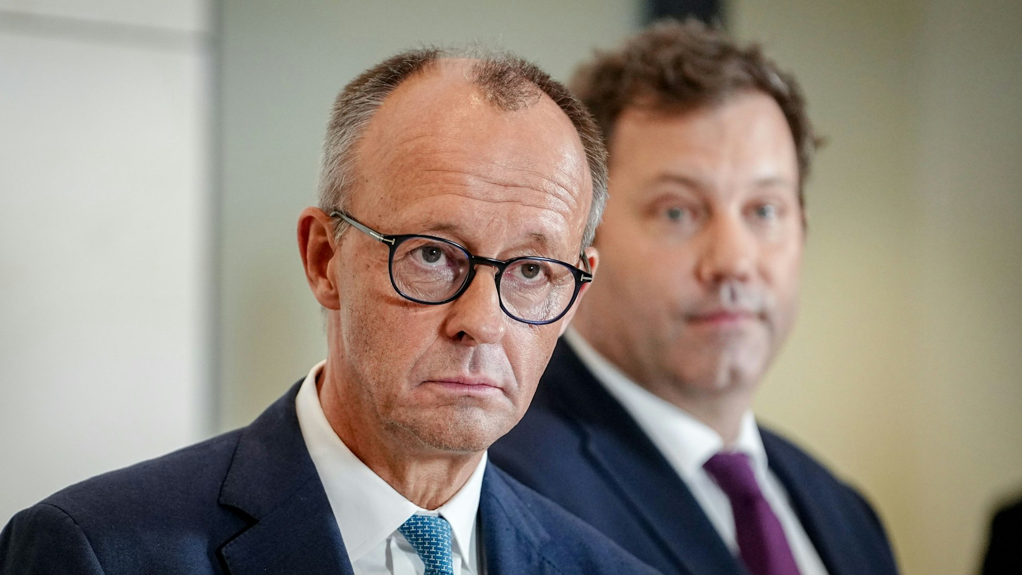 Das Bild zeigt Bundeskanzler Friedrich Merz (l, CDU), und Lars Klingbeil (SPD), Bundesminister der Finanzen, Vizekanzler und SPD-Bundesvorsitzende. Foto: Kay Nietfeld/dpa