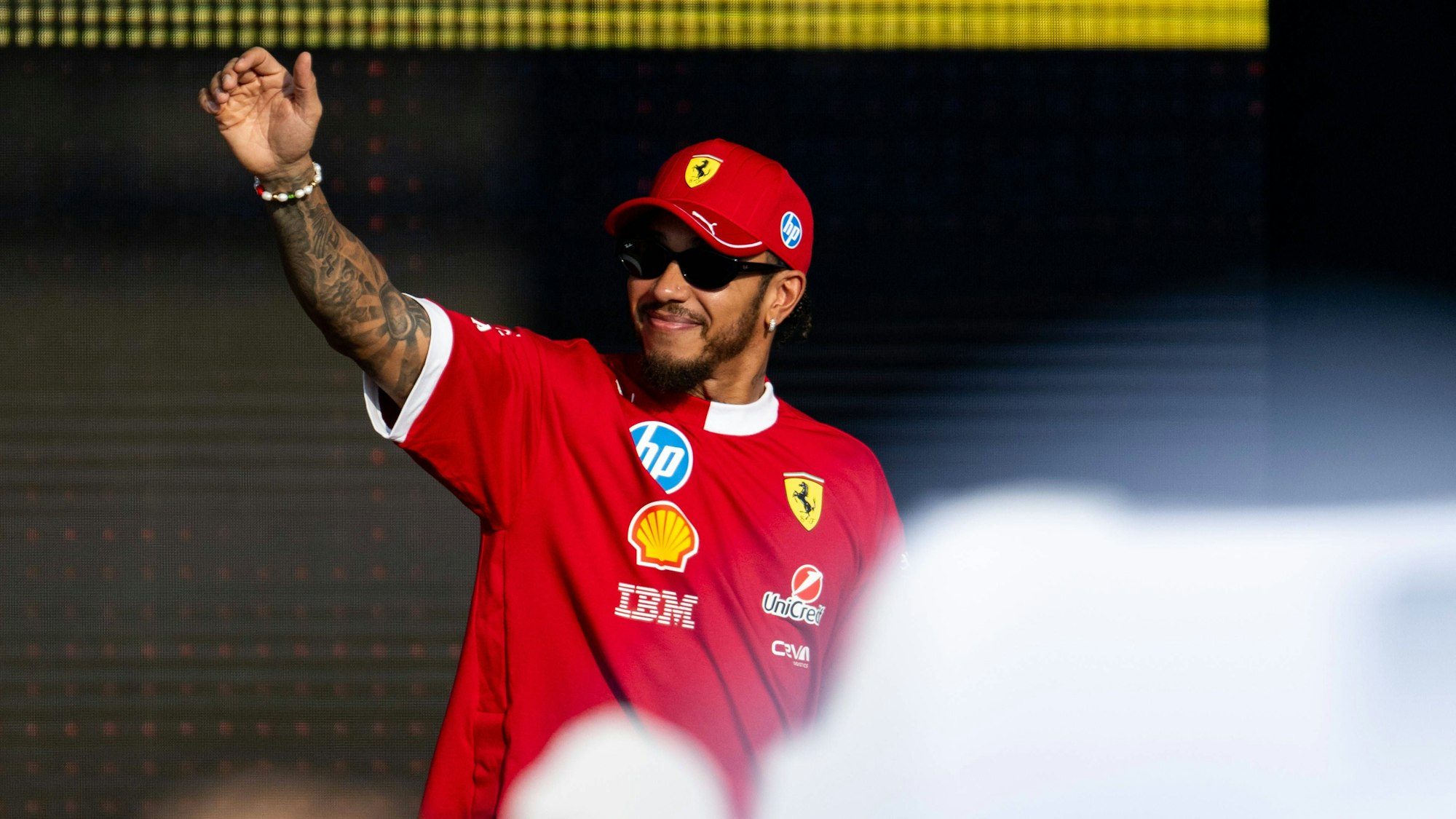 Lewis Hamilton, Scuderia Ferrari HP, auf der Bühne des Fan Forums in der Fanzone beim Qatar Grand Prix auf dem Lusail International Circuit.