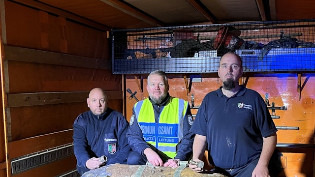 Dirk Schmitz (KBD), Richard Berdel (Einsatzleitung Ordnungsamt) und Markus Schmitz (KBD) stehen neben den beiden entschärften Blindgängern.