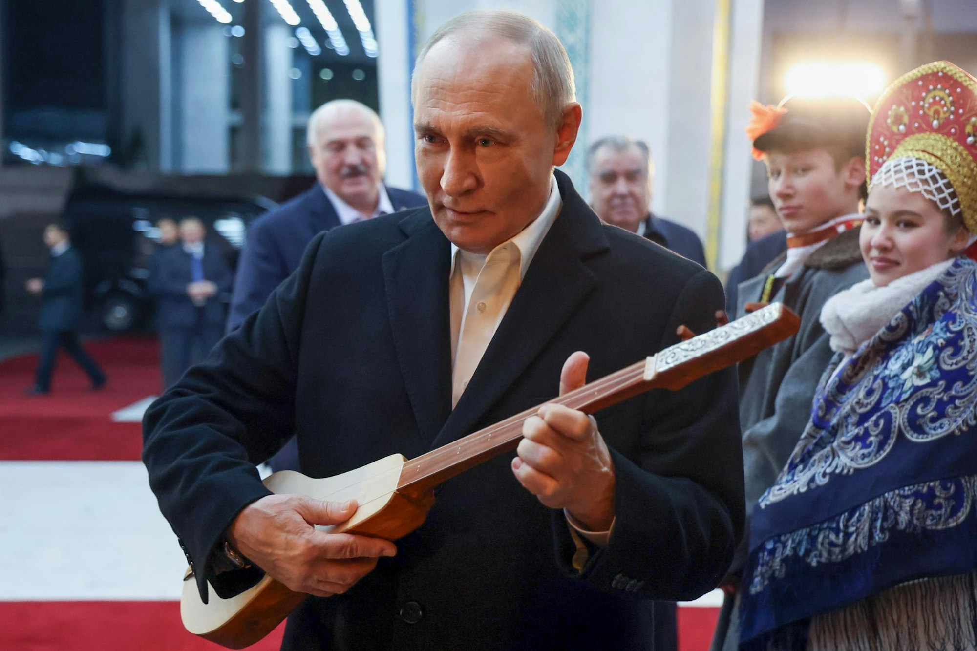 Putin zart besaitet mit Instrument, doch im Ukraine-Krieg bekräftigt er seine harte Haltung.