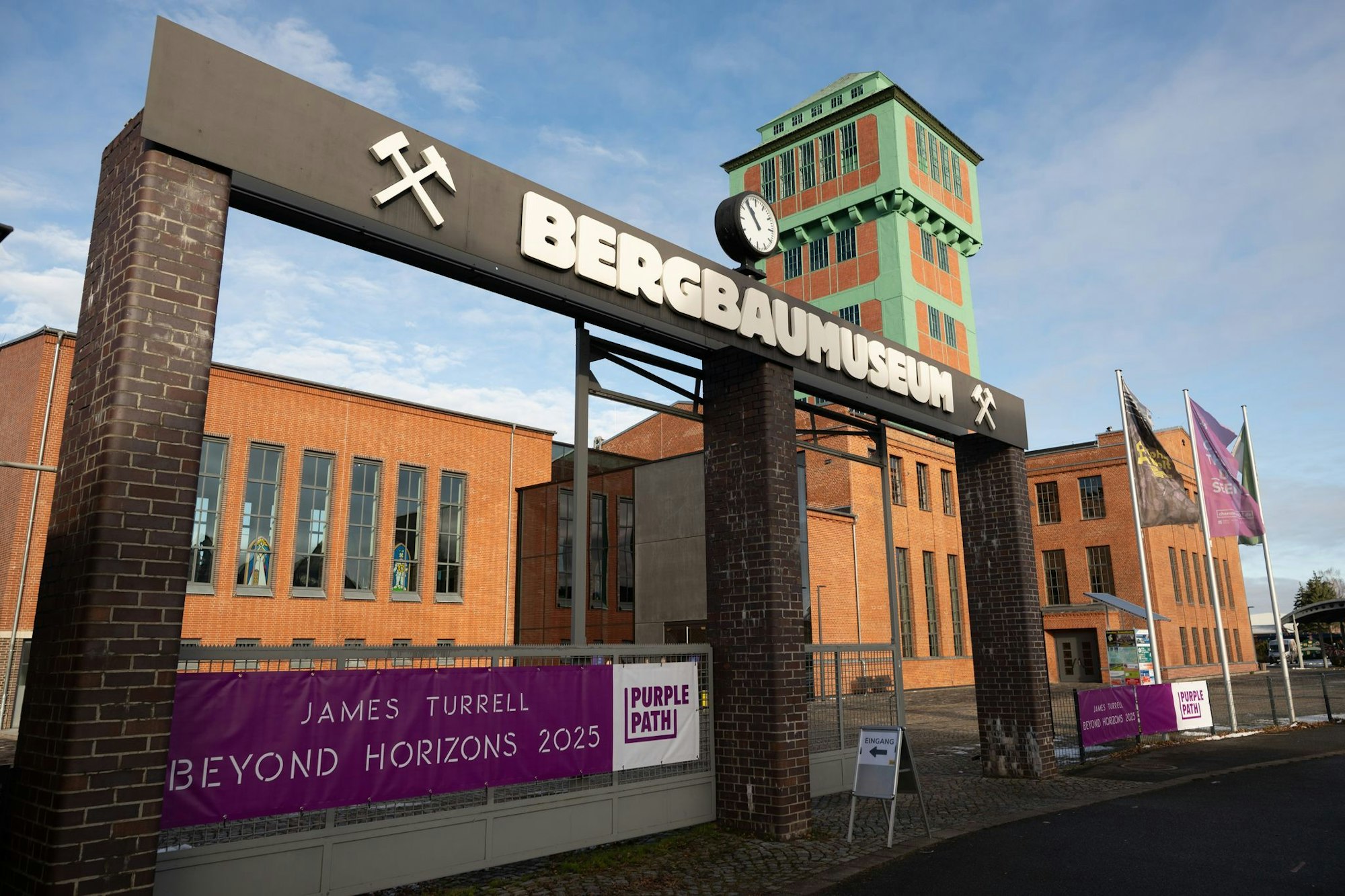 Auf dem Gelände des Bergbaumuseums «Kohlewelt» hat der US-Künstlers James Turrell sein neues Lichtkunstwerk «Beyond Horizons» geschaffen.