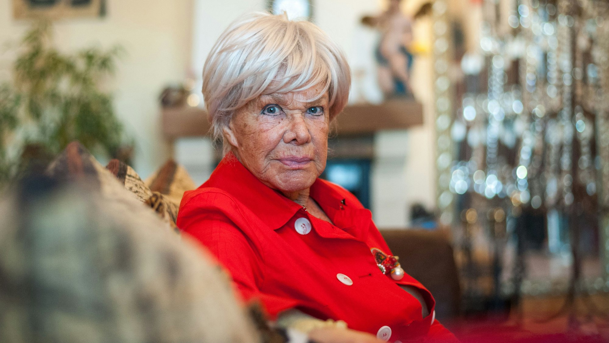 Die Schauspielerin Ingrid van Bergen posiert in ihrem Haus.