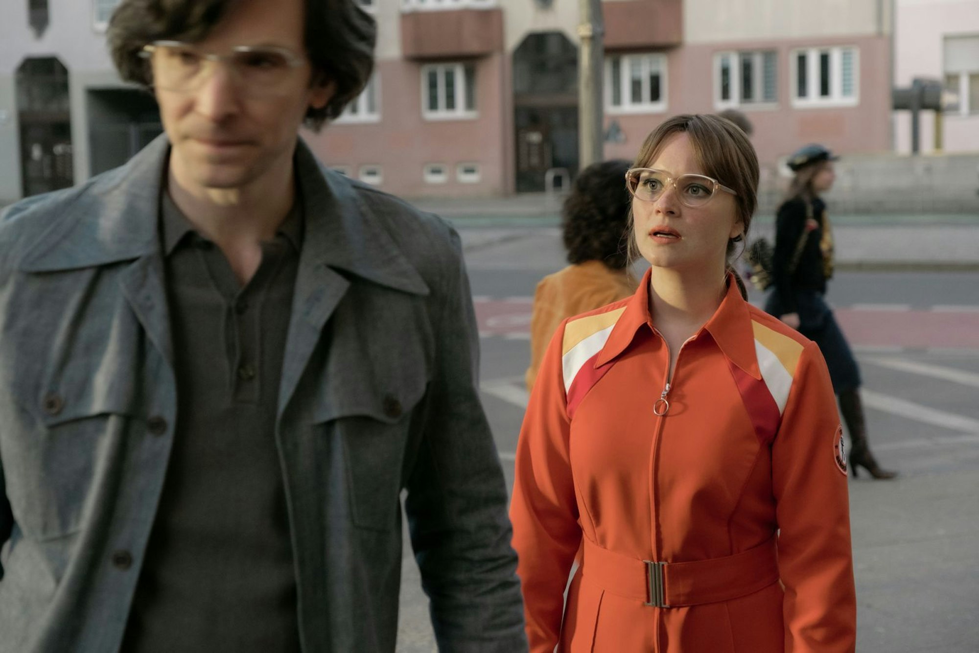 Monika Schöllack-Frank (Sonja Gerhardt) trifft auf den Lehrer ihrer Tochter Dorli (Carlotta Bähre): Robert Beck (Sabin Tambea). Er sieht ihrem verstorbenen Ehemann Joachim Frank ziemlich ähnlich. (Bild: ZDF/Conny Klein)