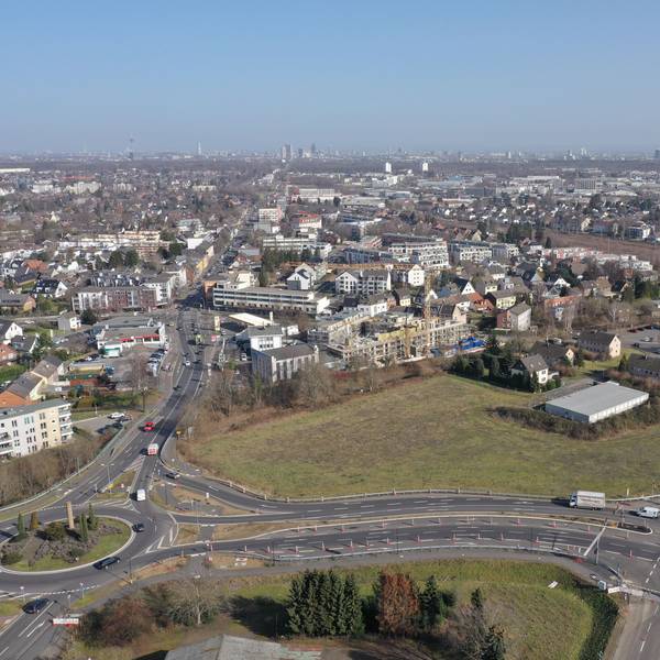 Das Luftbild zeigt den Zubringer vom Hürther Bogen zur Ortsumgehung Hermülheim (B26n), der in Peremaschljany-Straße umbenannt wird.
