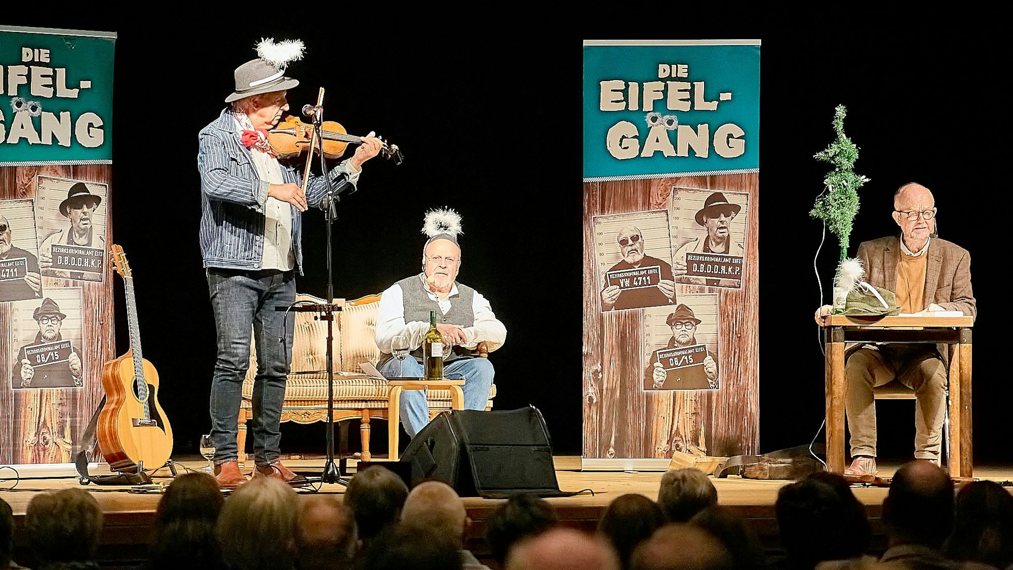 Das Bild zeigt die Eifelgäng während des Auftritts in Gemünd.