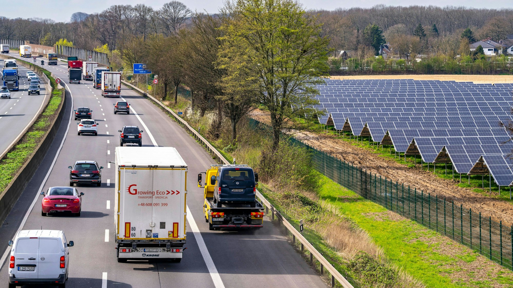 Solarpark bei Neukirchen-Vluyn an der A40 – in der Nähe des Ortes, an dem die Leiche von Martina M. gefunden wurde.