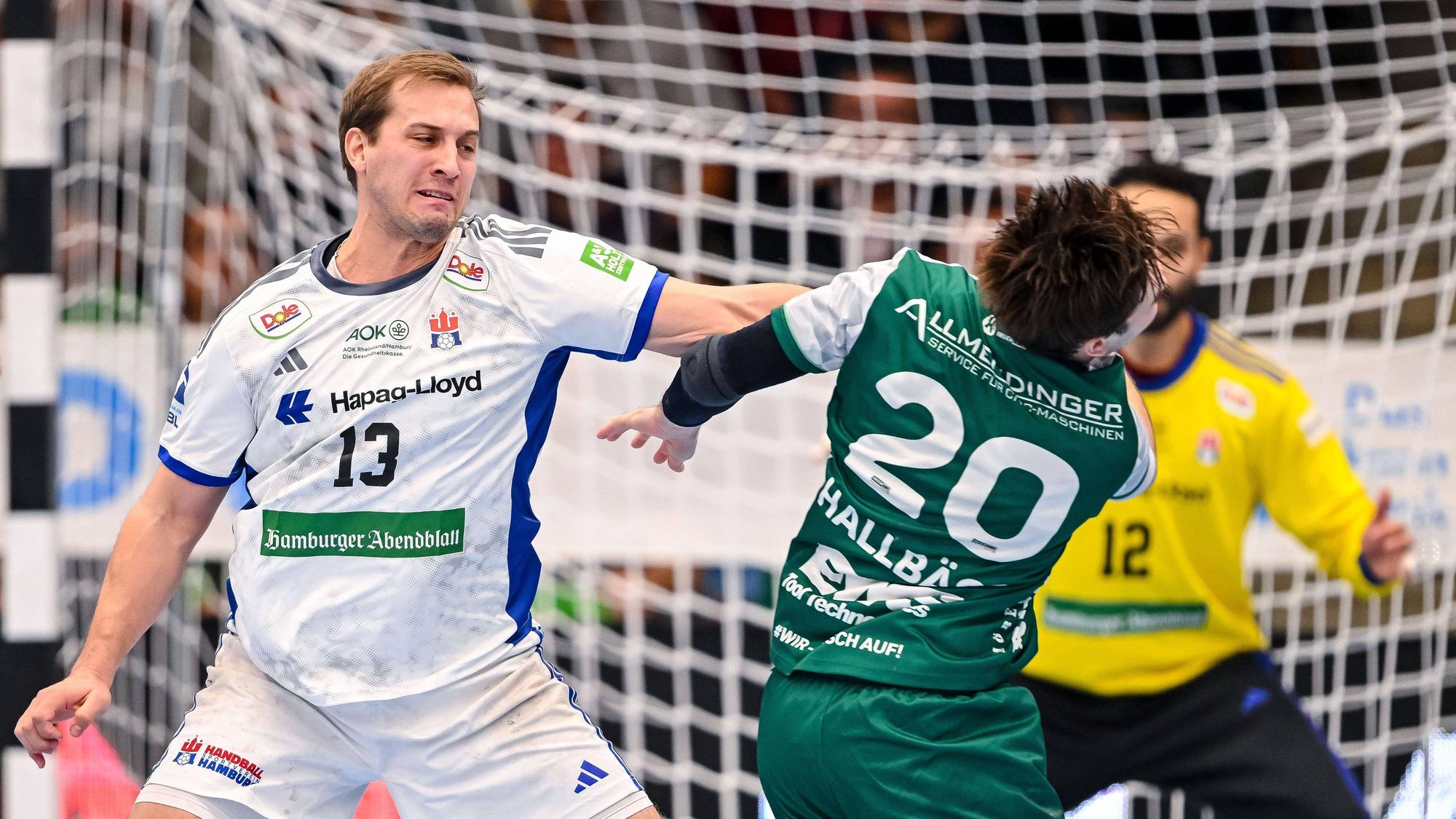 Niklas Weller in einer Abwehr-Aktion beim Spiel gegen Göppingen
