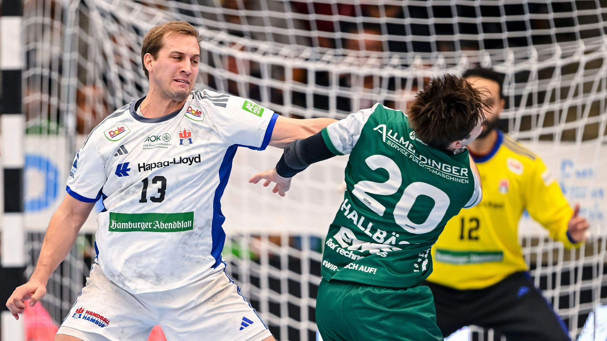 Niklas Weller in einer Abwehr-Aktion beim Spiel gegen Göppingen