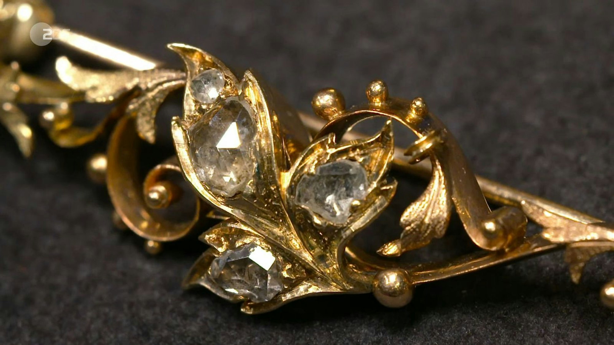 Die Verkäuferinnen einer goldenen Kragenbrosche mit Diamanten aus der Zeit zwischen 1890 und 1900 hatten mehr Erfolg. Ihr Schmuckstück wurde auf 500 Euro geschätzt. Broschensammler Anaisio Guedes bezahlte 400 Euro.
(Bild: ZDF)