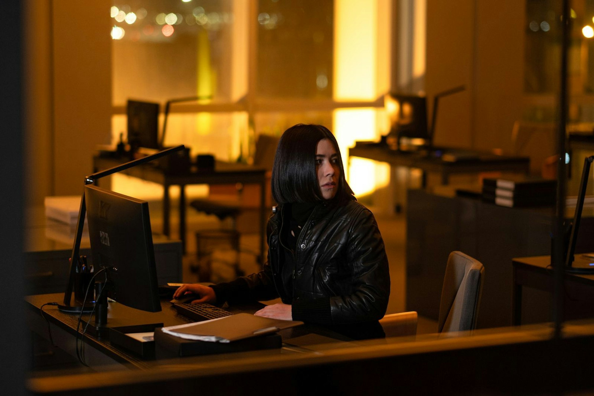 Mit ihren Nachforschungen begibt sich Smilla (Filippa Coster-Waldau) in Gefahr. (Bild: MagentaTV / Armands Virbulis)