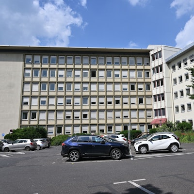 Zwei siebenstöckige Gebäuderiegel sind abgebildet.