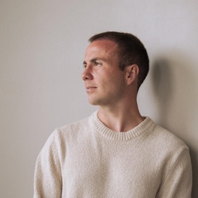 Mario Götze im weißen Pullover