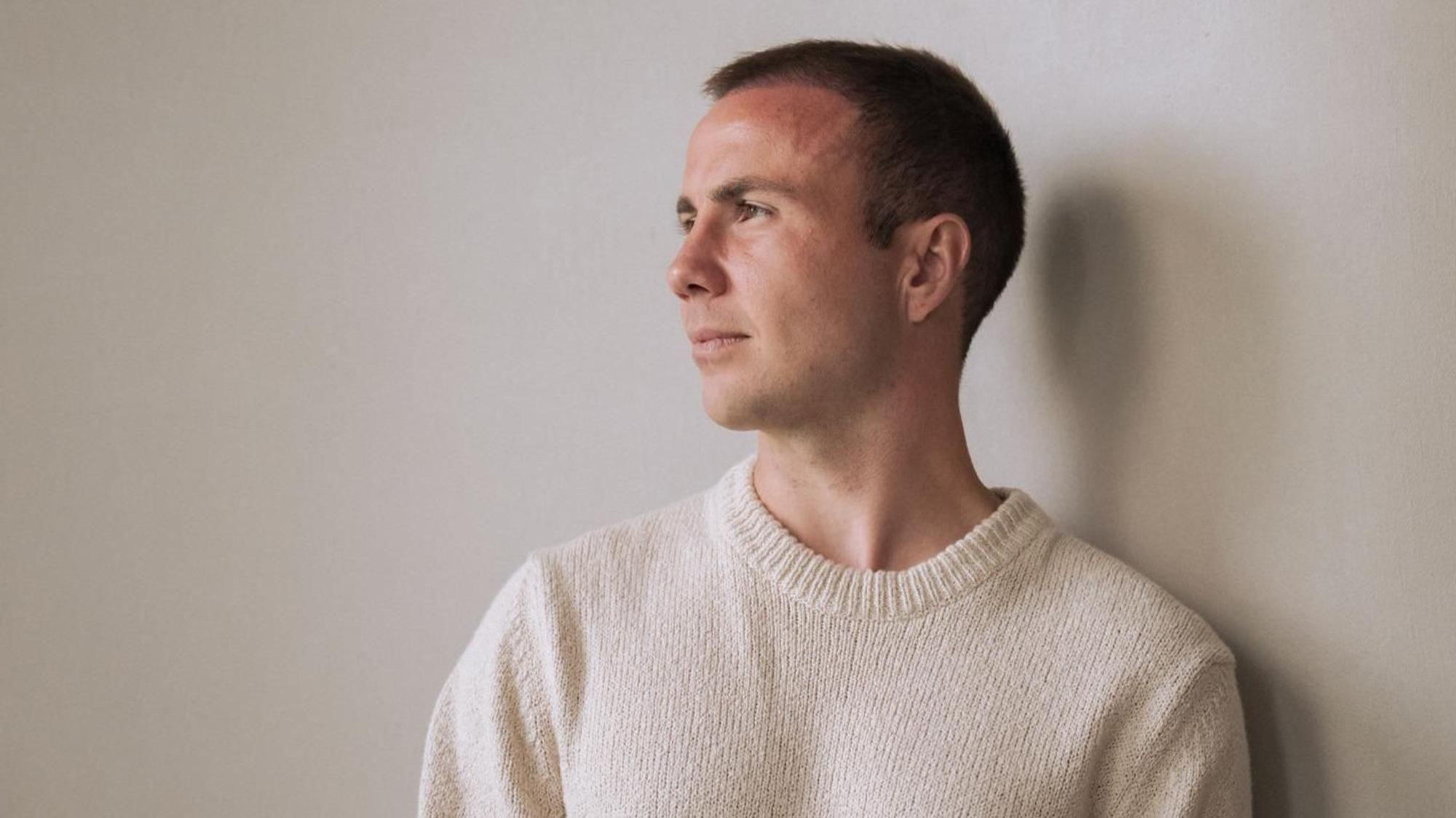 Mario Götze im weißen Pullover