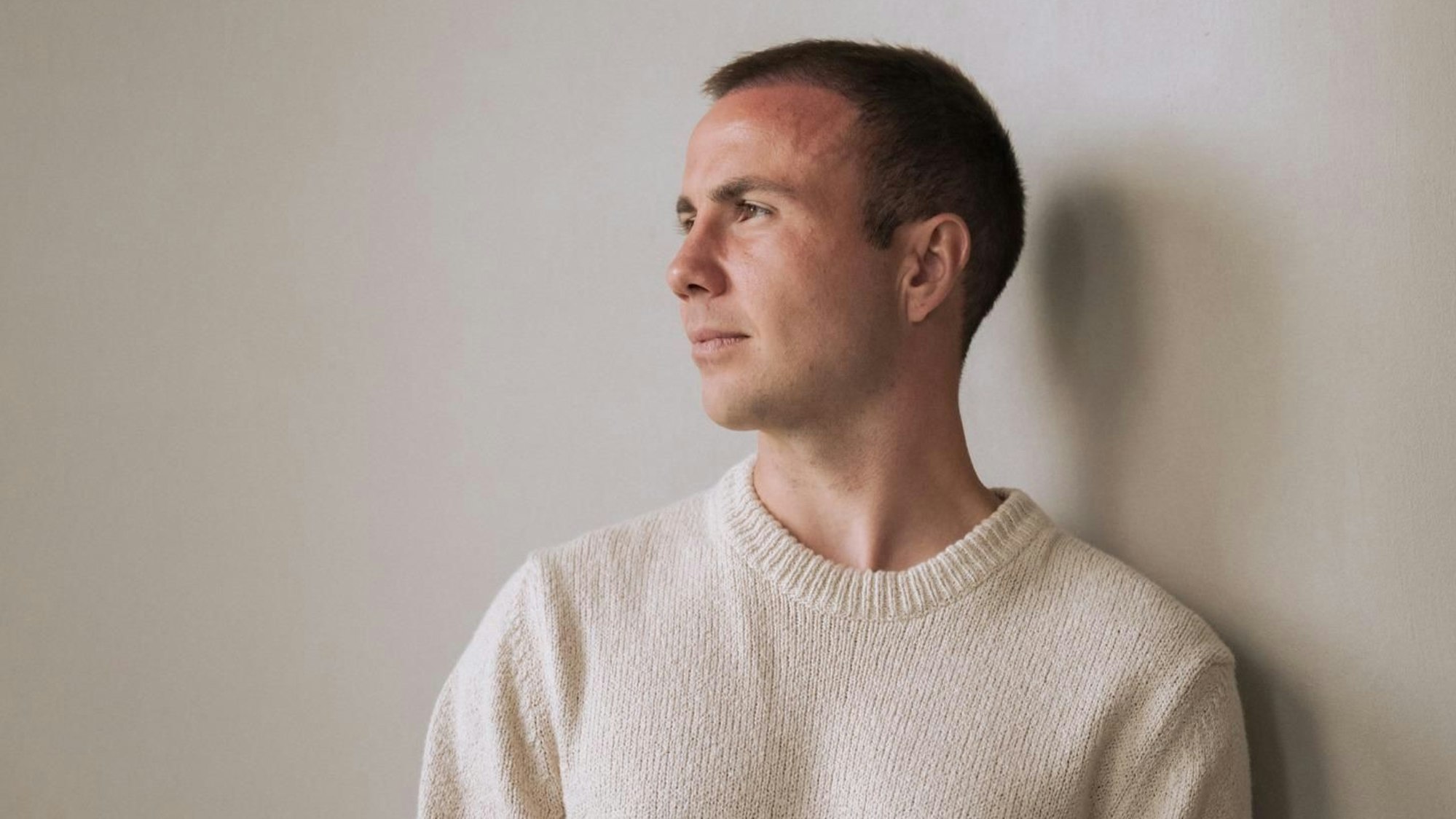 Mario Götze im weißen Pullover