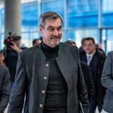 Das Bild zeigt Markus Söder (M, CSU), Ministerpräsident von Bayern und CSU-Vorsitzender, auf dem Weg zur Sonder-Fraktionssitzung im Bundestag nach dem Koalitionsausschuss. Foto: Michael Kappeler/dpa