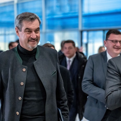 Das Bild zeigt Markus Söder (M, CSU), Ministerpräsident von Bayern und CSU-Vorsitzender, auf dem Weg zur Sonder-Fraktionssitzung im Bundestag nach dem Koalitionsausschuss. Foto: Michael Kappeler/dpa