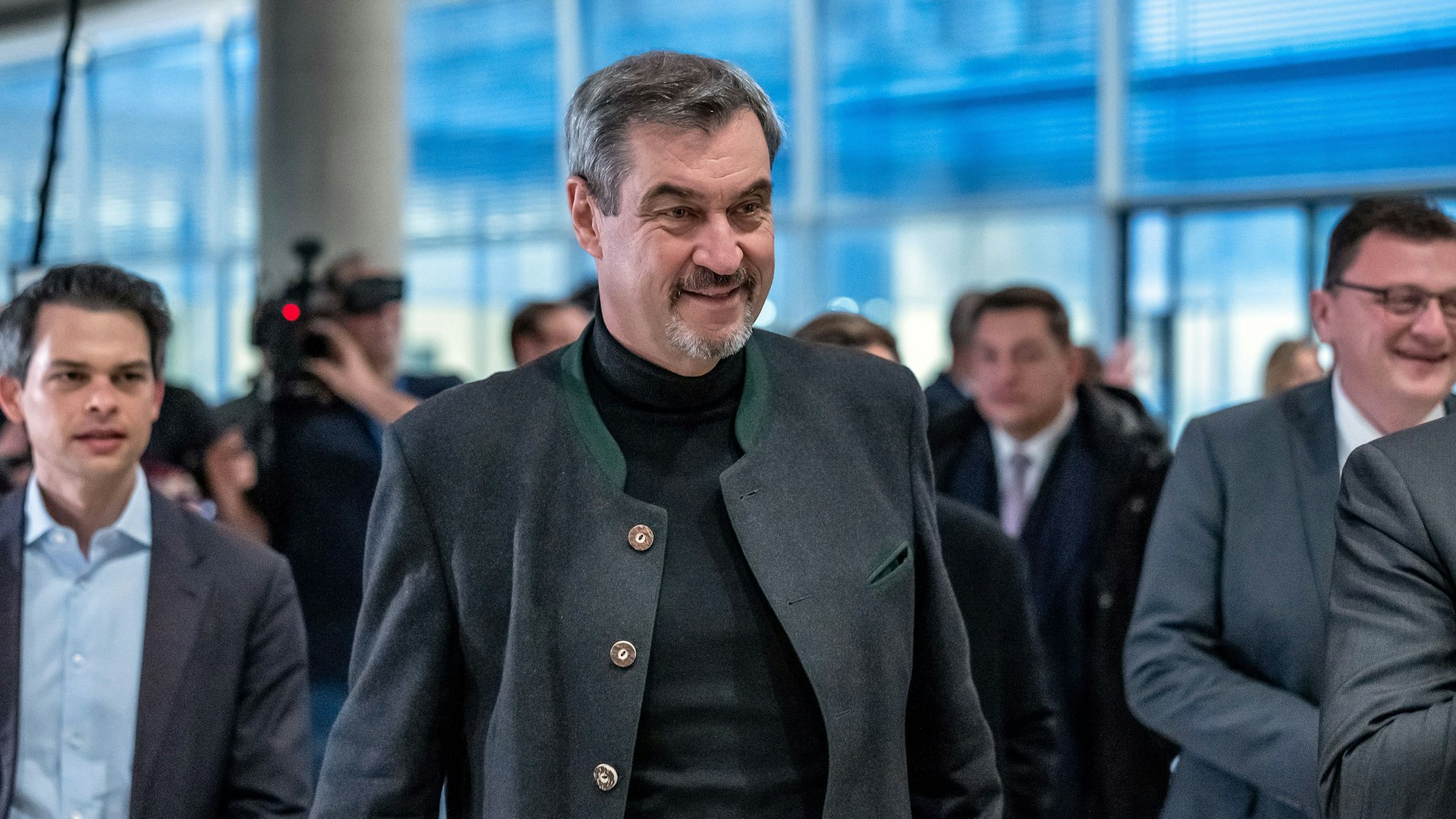 Das Bild zeigt Markus Söder (M, CSU), Ministerpräsident von Bayern und CSU-Vorsitzender, auf dem Weg zur Sonder-Fraktionssitzung im Bundestag nach dem Koalitionsausschuss. Foto: Michael Kappeler/dpa