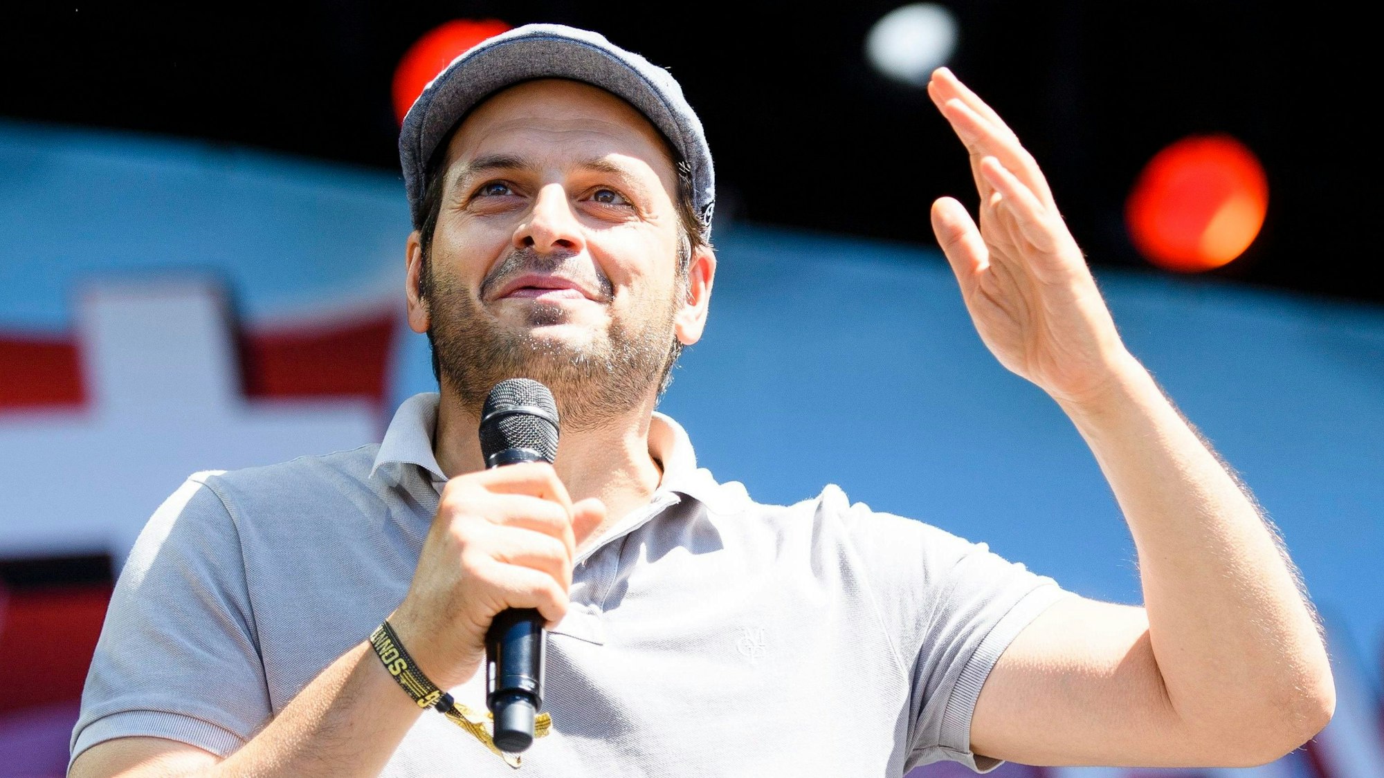 Kaya Yanar hebt auf der Hand die Bühne.