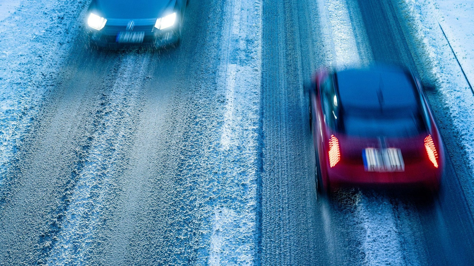 Autofahrer müssen sich zum Wochenende auf glatte Straßen einstellen.
