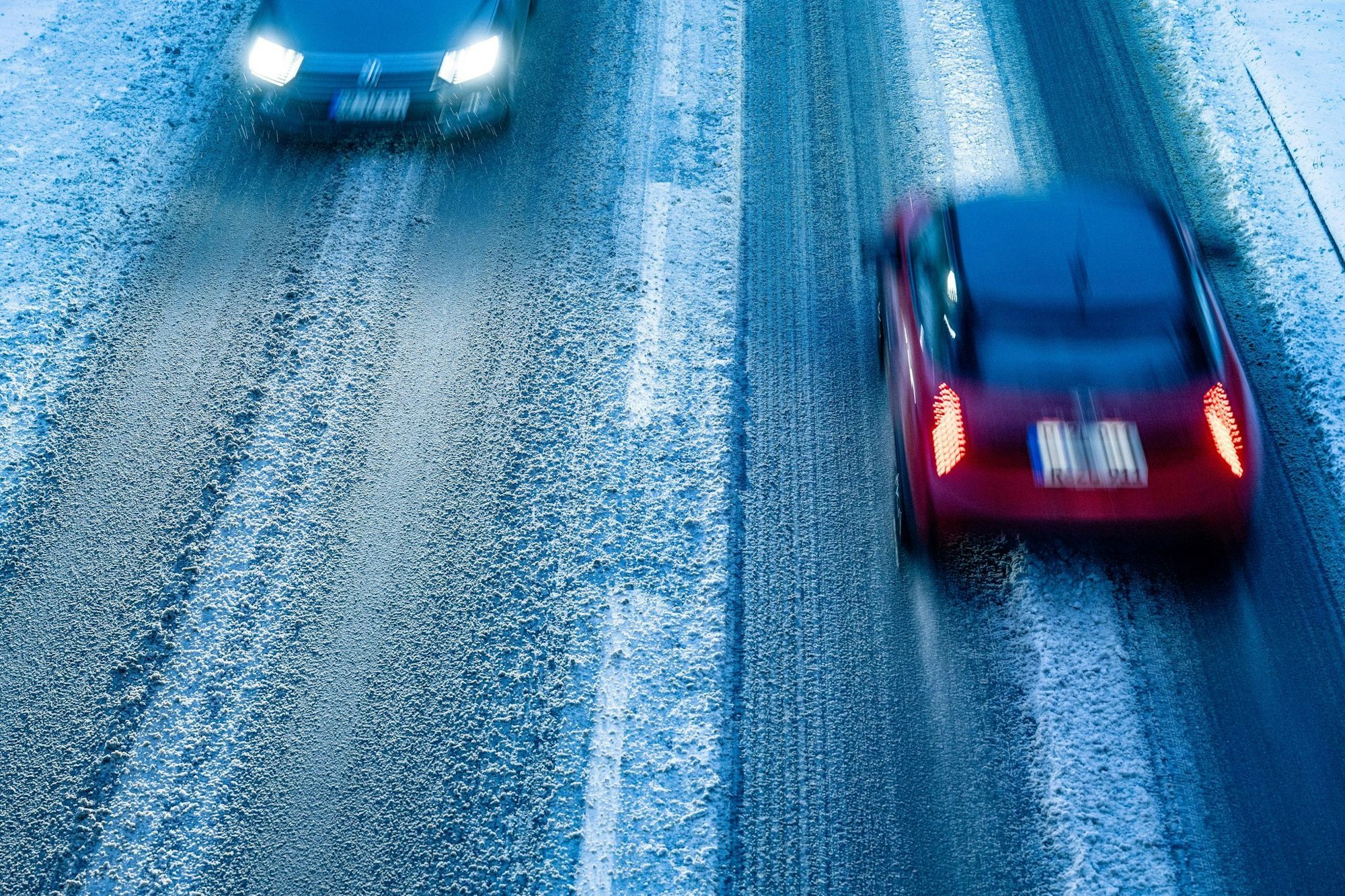 Autofahrer müssen sich zum Wochenende auf glatte Straßen einstellen.