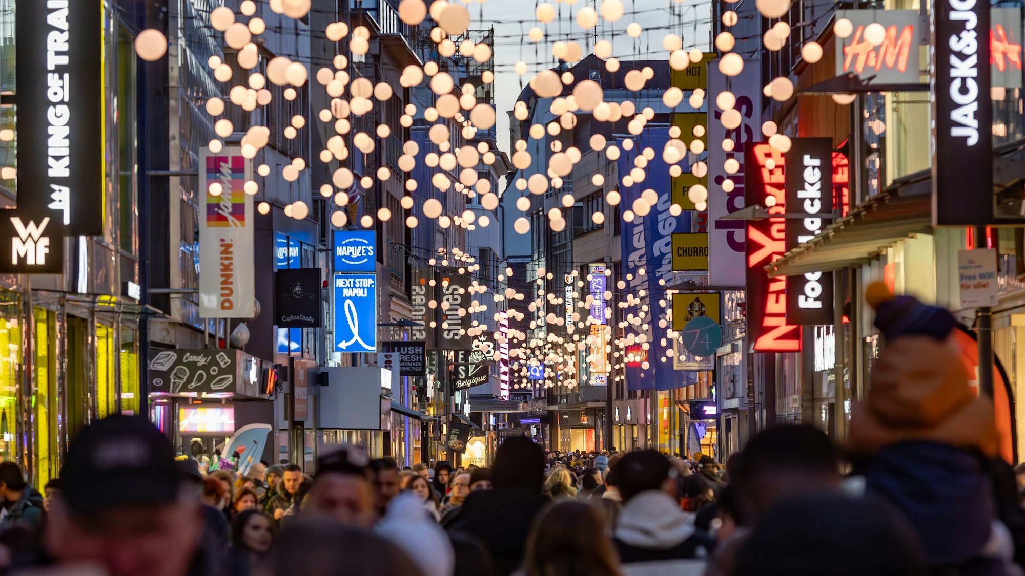 22.11.2025, Köln: Weihnachtsbeleuchtung 2025: Die Beleuchtung auf Hohe Straße existiert seit einigen Jahren und wird als Winterbeleuchtung bezeichnet. Foto: Martina Goyert