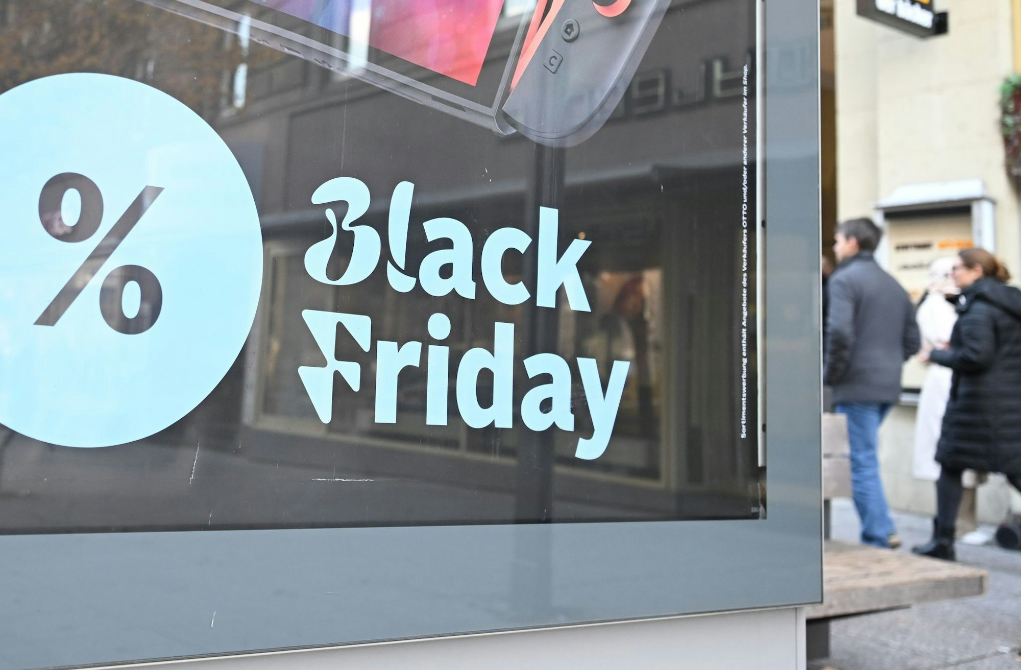 Die Black-Friday-Aktionstage sind auch in den Fußgängerzonen sehr präsent.