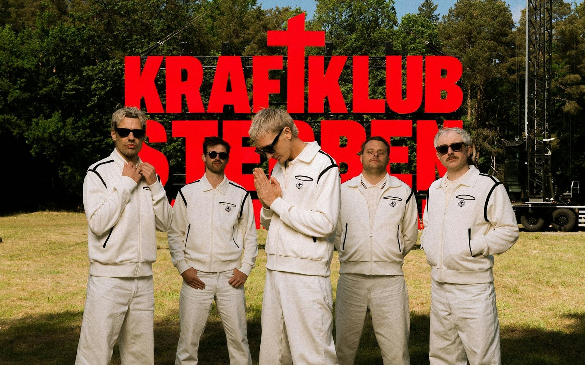 „Sterben in Karl-Marx-Stadt“: Kraftklub machen sich Gedanken über das Ende und was das wohl für eine großartige Party wird. (Bild: Philipp Gladsome)