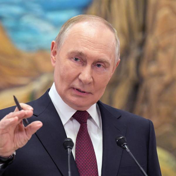 Kremlchef Wladimir Putin im Gespräch mit Reportern in Bishkek am Donnerstag.