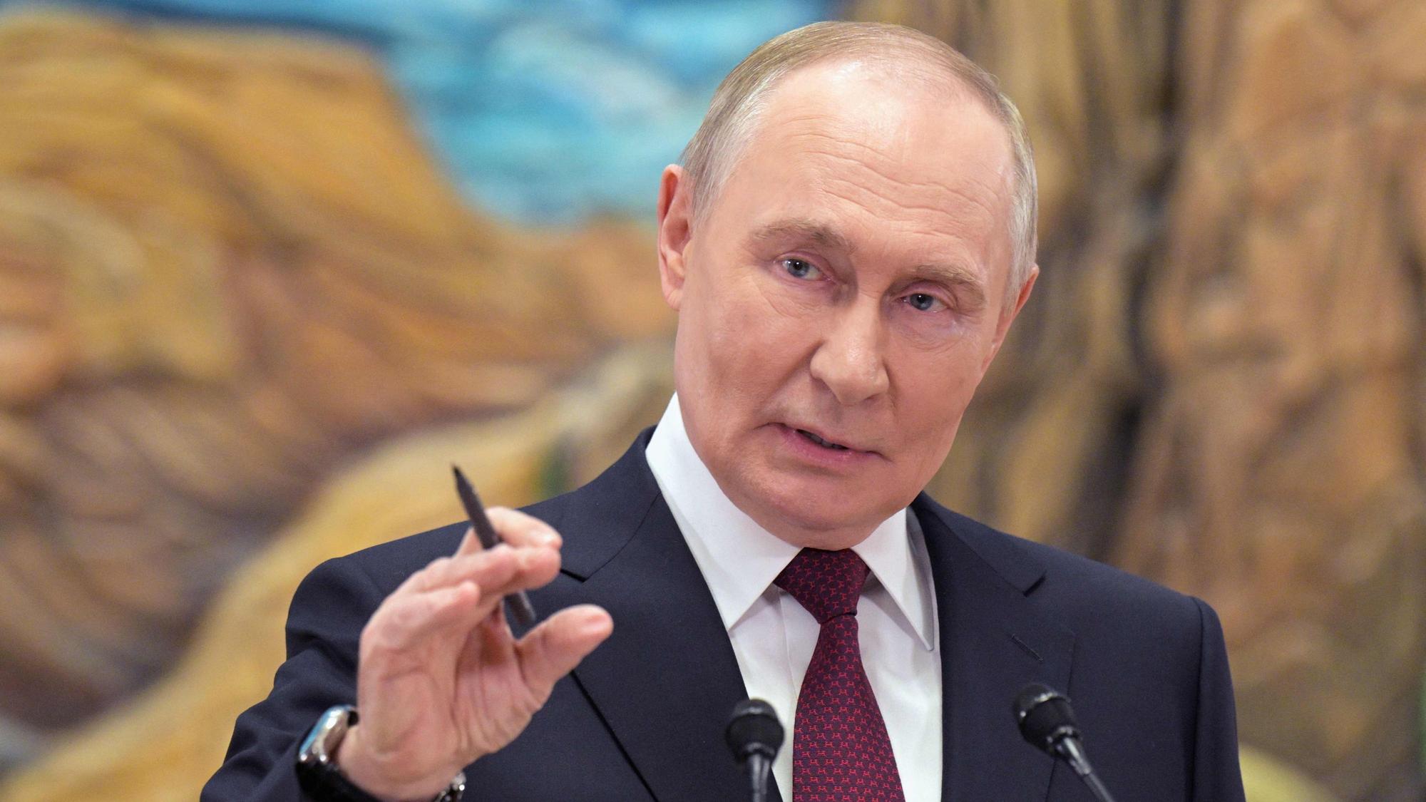 Kremlchef Wladimir Putin im Gespräch mit Reportern in Bishkek am Donnerstag.