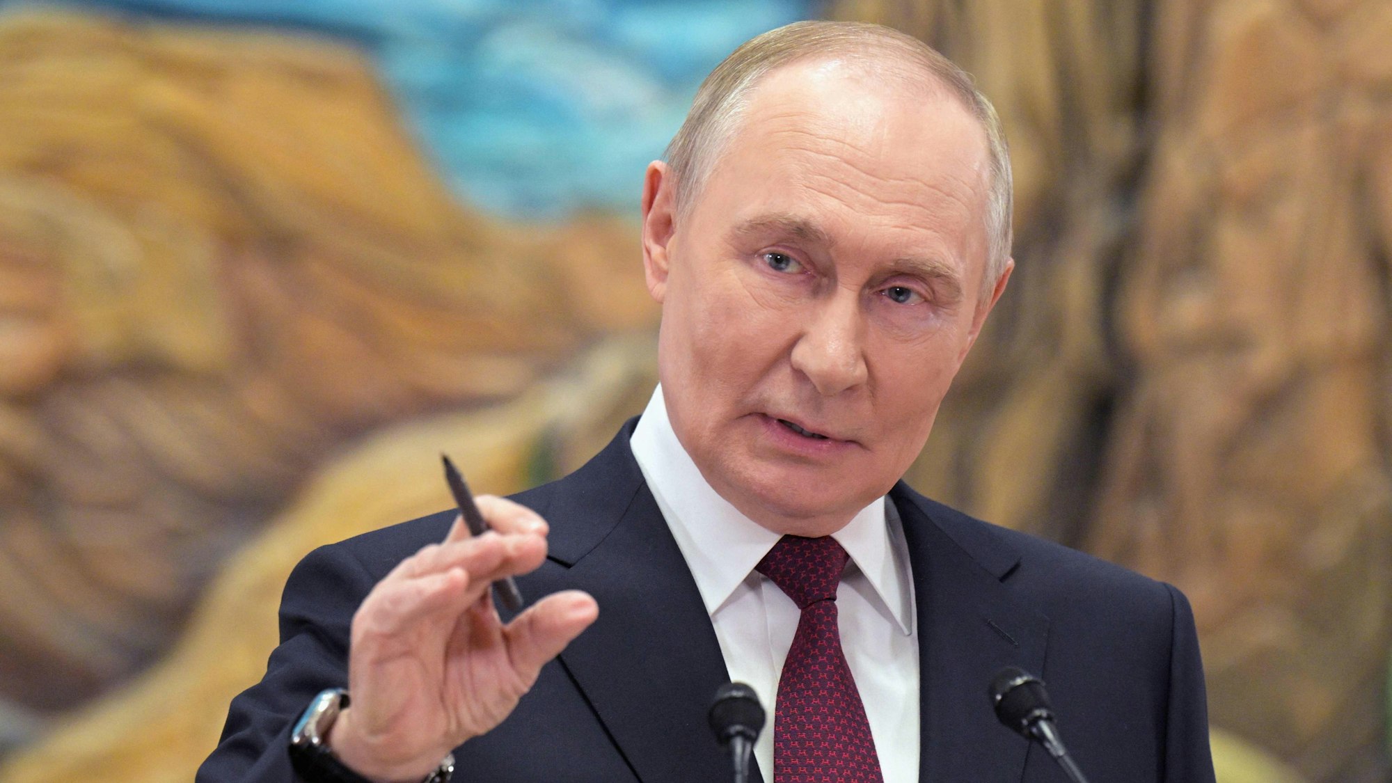 Kremlchef Wladimir Putin im Gespräch mit Reportern in Bishkek am Donnerstag.