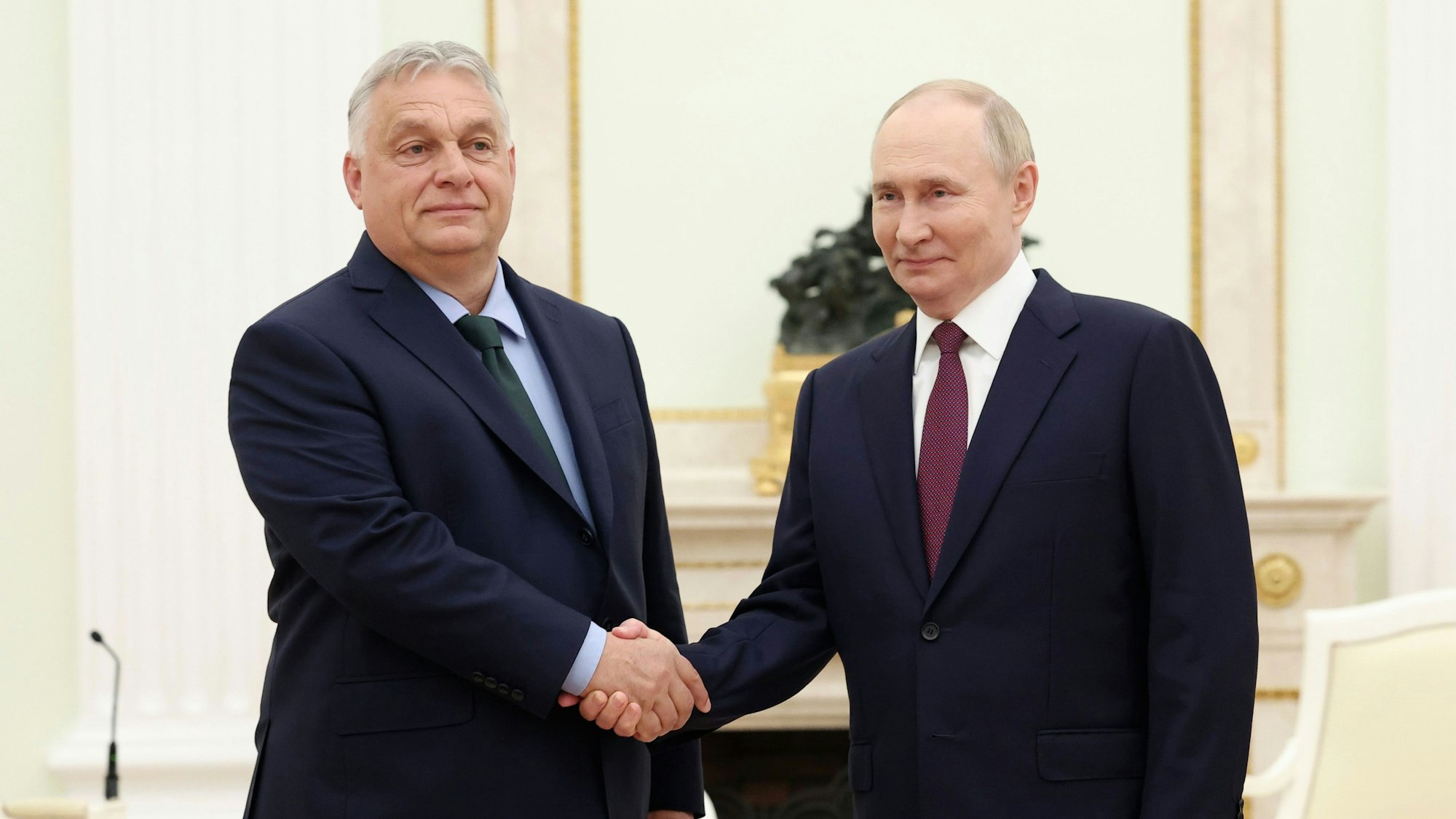 Das Bild zeigt Ungarns Ministerpräsident Viktor Orban (links) und der russische Präsident Wladimir Putin (rechts) bei einem Aufeinandertreffen händecshüttelnd.