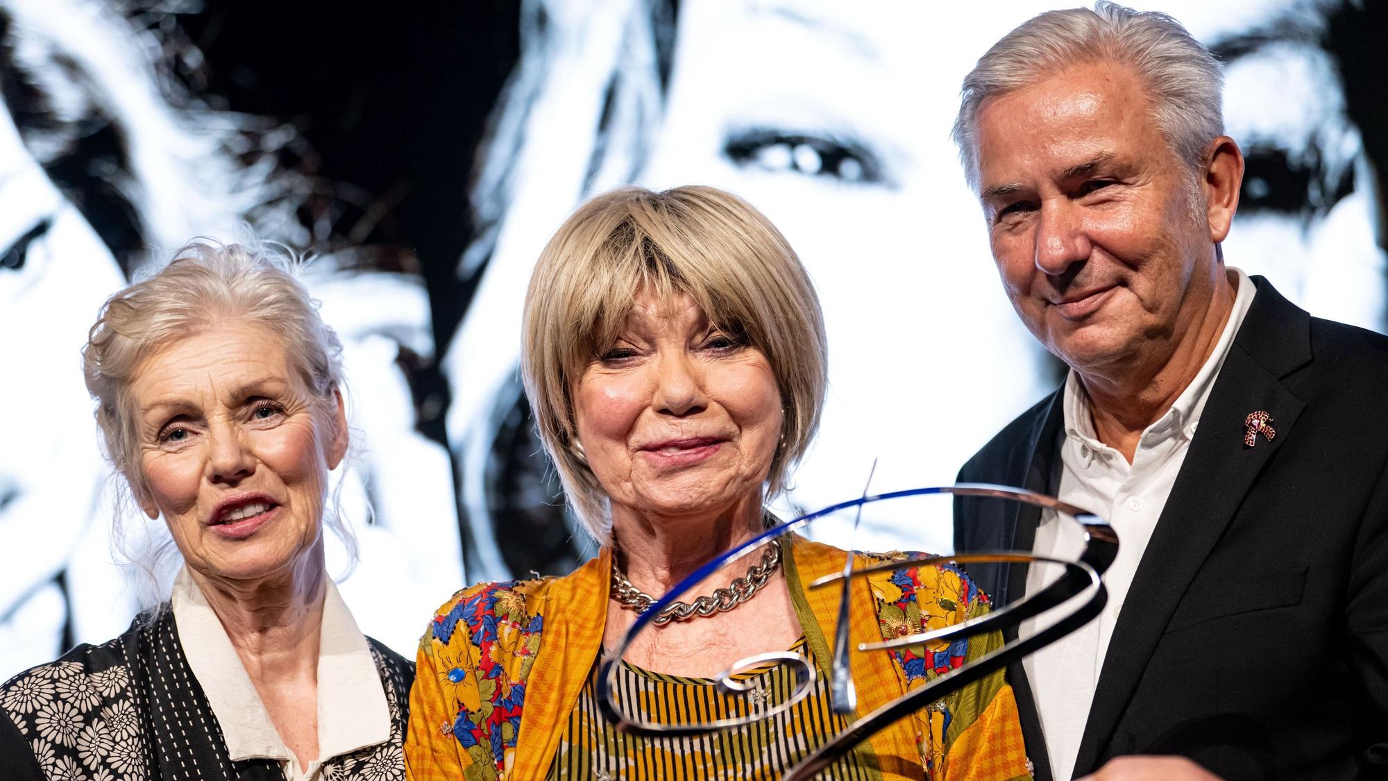 Judy Winter bei der Verleihung des Götz-George-Preises 2025 in Berlin, gemeinsam mit Marika Ullrich und Klaus Wowereit.