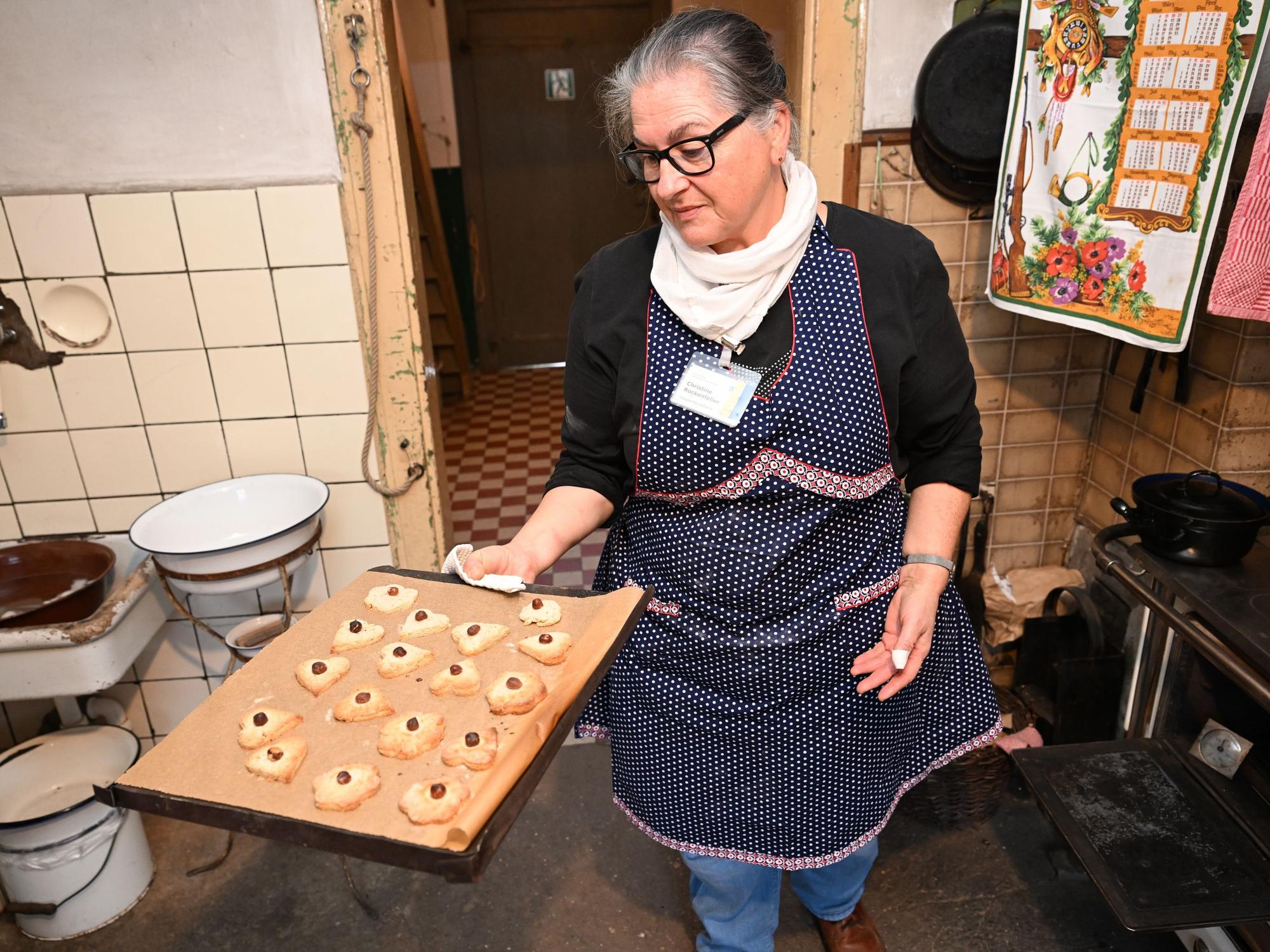 Hauswirtschafterin Christine Rockenfeller hat die fertigen Nussplätzchen aus dem Ofen geholt.