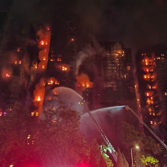 Feuerwehrleute arbeiten daran, das Feuer in einer Wohnsiedlung in Hongkong, zu löschen.