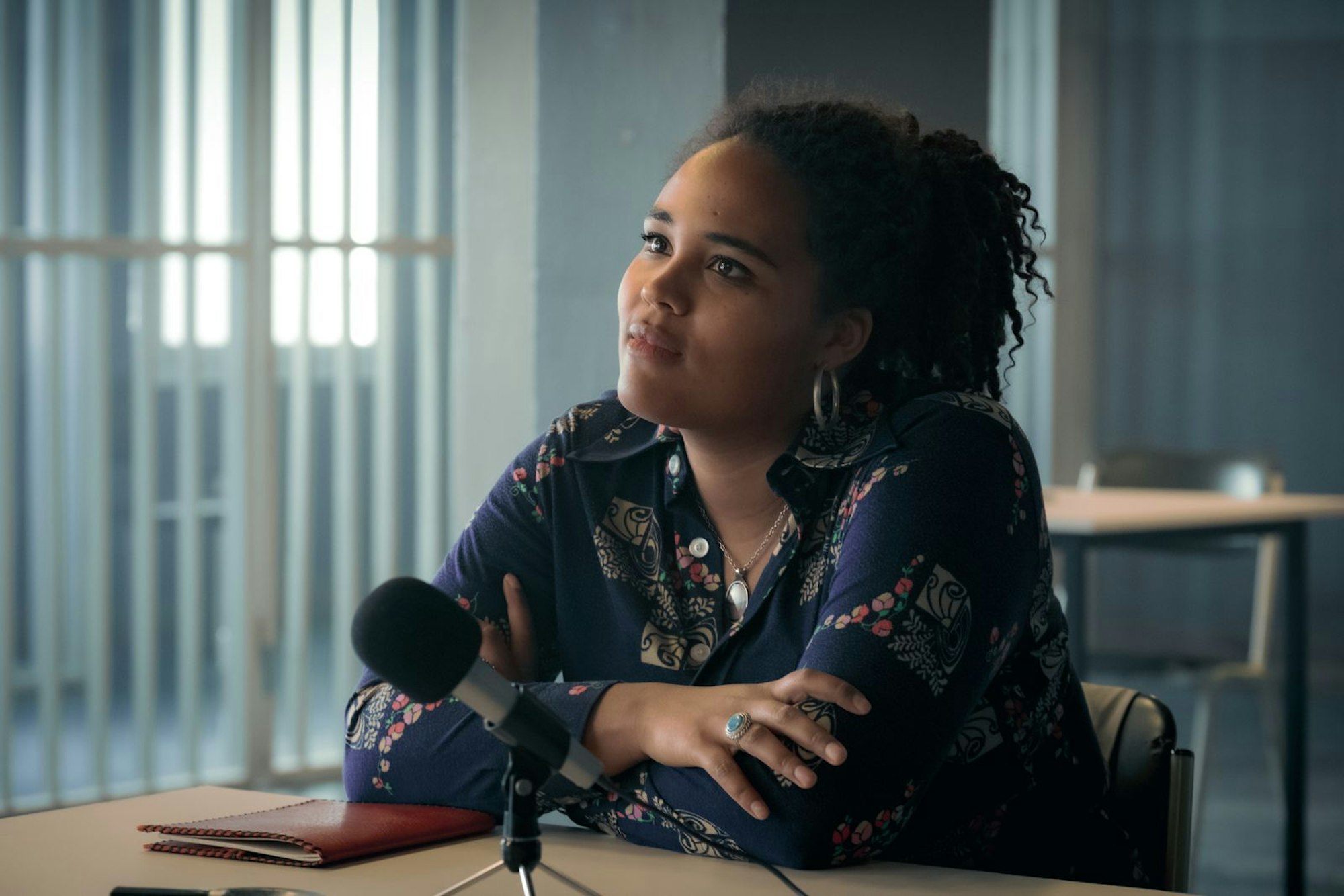 Journalistin Linda Müller (Massiamy Diaby) begleitet die Familie Schöllack für eine Dokumentation über die Tanzschule „Galant“. (Bild: ZDF/Conny Klein)