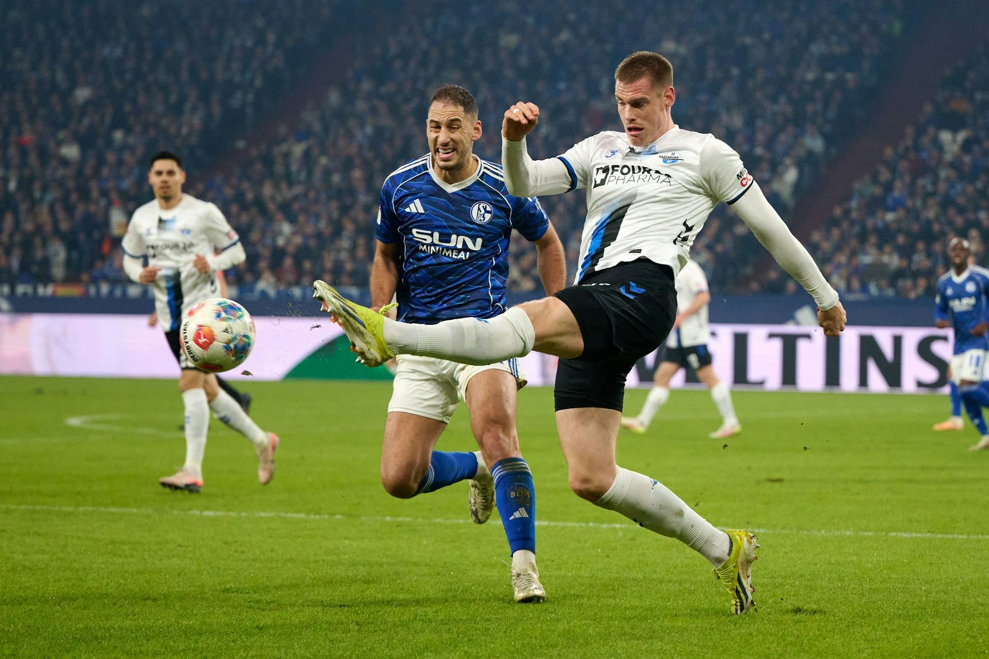 Schalker und Paderborner lieferten sich enge Duelle.