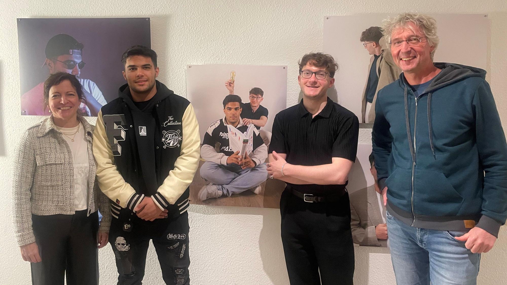 Amir und Markus mit Projektleitung Sonja Skandy und Axel Lutz bei der Vernissage im OJB-Café.