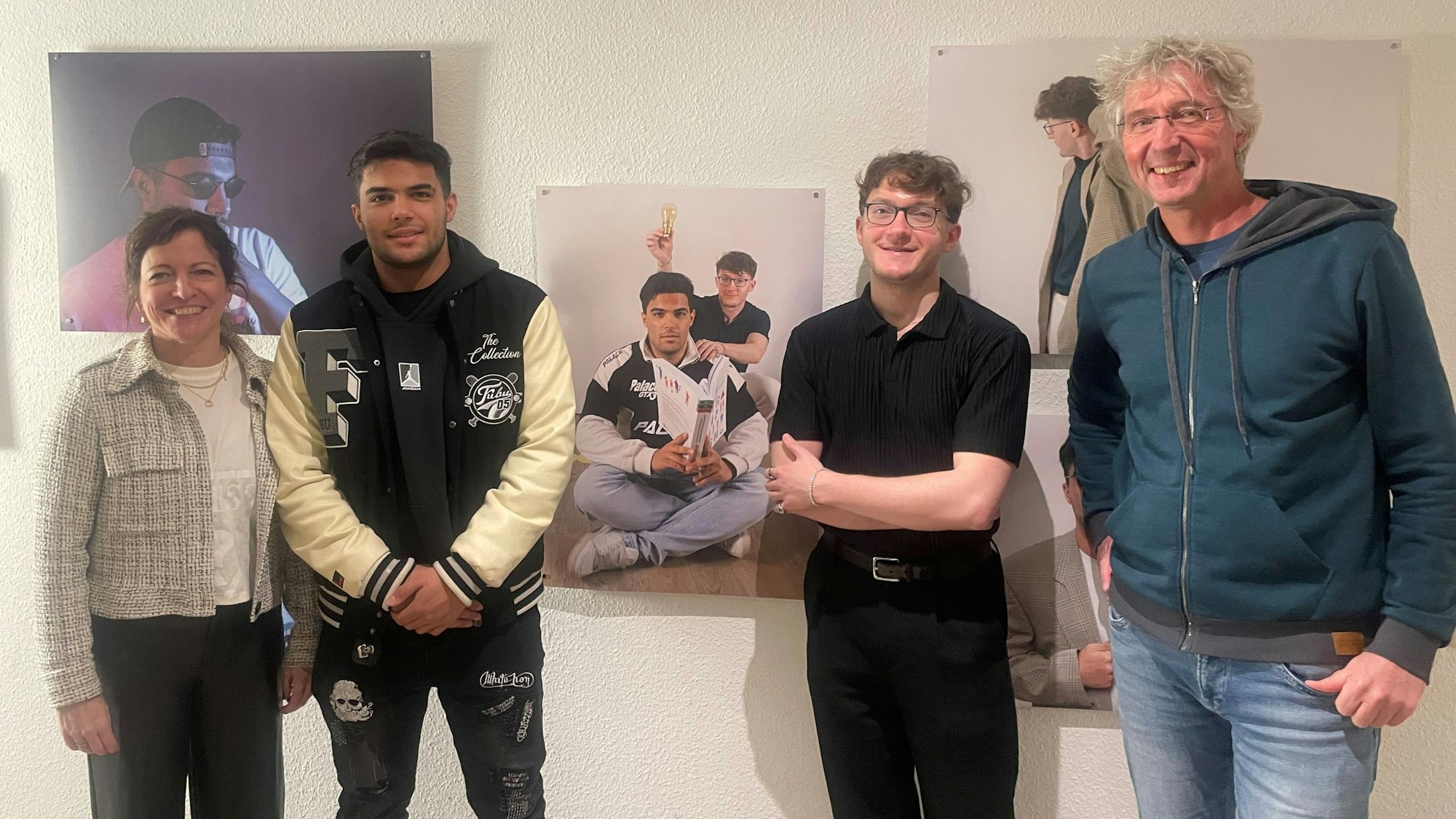 Amir und Markus mit Projektleitung Sonja Skandy und Axel Lutz bei der Vernissage im OJB-Café.