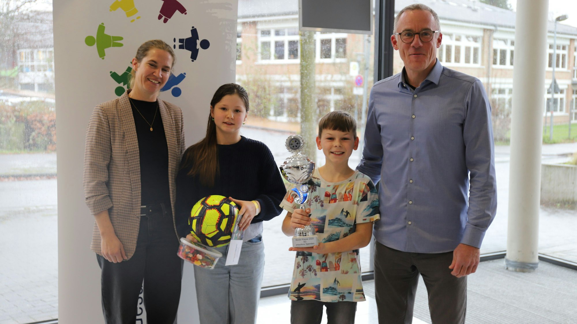 Julia Kalscheid (l.) und Christoph Dobat (r.) ehrten die Vertreterin und den Vertreter der Klasse 5D, die mehr als 2000 Euro schaffte.