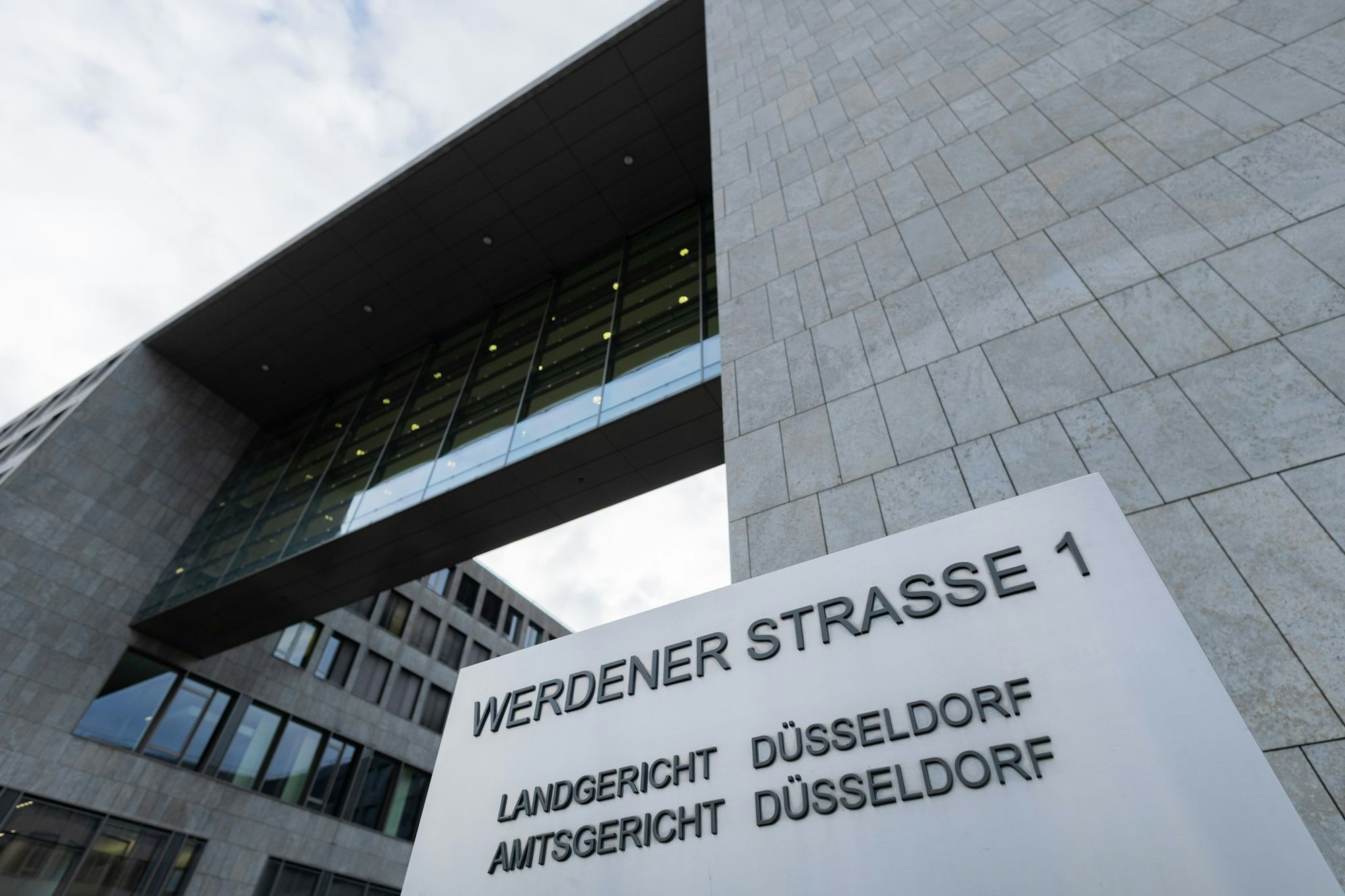 Ein überhitztes Kirschkernkissen hat den Betrieb am Landgericht Düsseldorf lahmgelegt. (Archivbild)