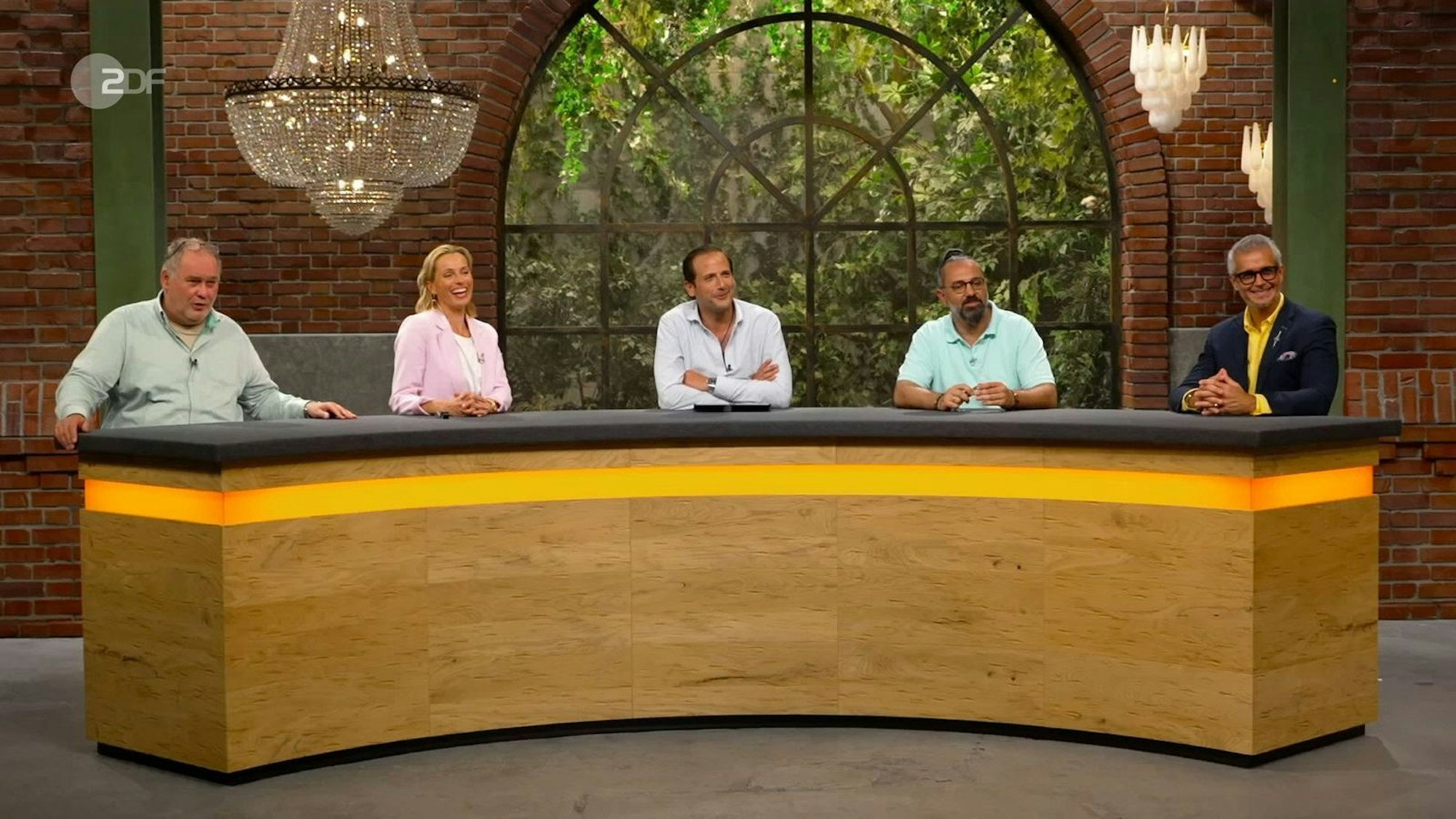 Im Händlerraum kamen jedoch sofort Zweifel an der Echtheit auf. Deshalb wollte auch niemand mehr als 400 Euro bieten, „weil wir müssen uns den Kunden auch erklären, wenn wir das weiterverkaufen“. Folglich nahm der Verkäufer die Büste wieder mit nach Hause. (Bild: ZDF)