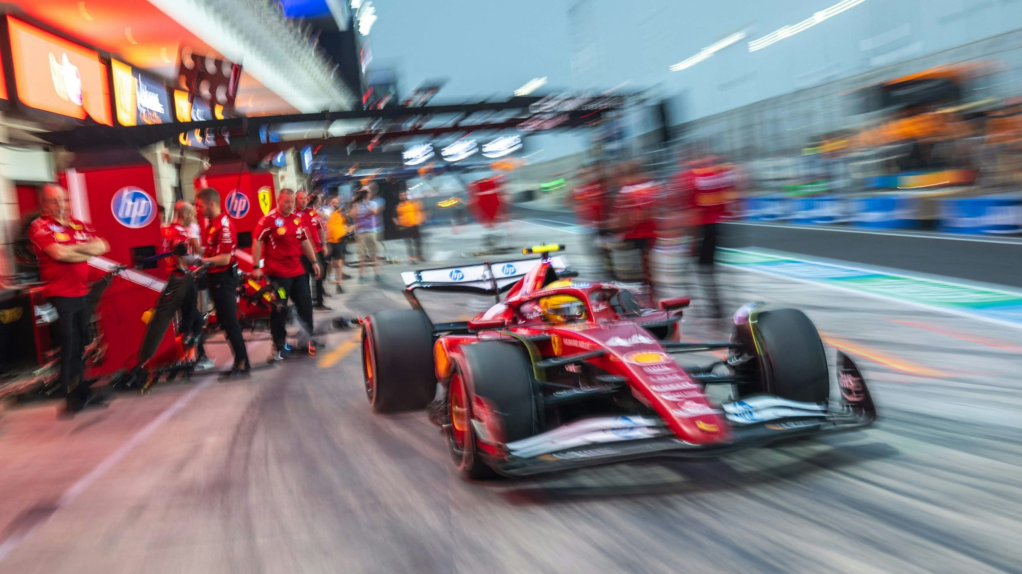 Der britische Ferrari-Pilot Lewis Hamilton steuert sein Auto während des ersten Trainings vor dem Formel-1-Grand-Prix von Katar auf dem Lusail International Circuit in Lusail am 28. November 2025 aus der Garage.